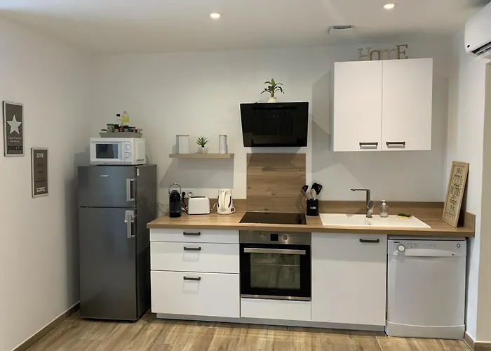 La Petite Maison De Mae-andria Apartment *